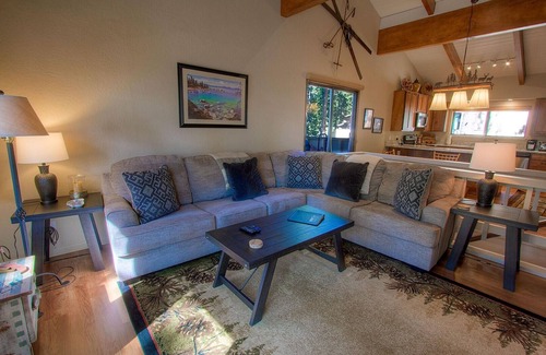 Incline Village Condominio | Cozy Bear Lodge 3 Bedroom Home by RedAwning
