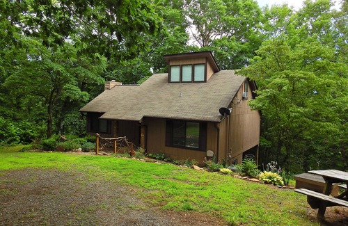 Qualla Casa | Cozy Bear Lodge on top of Casey's Mountain! - Great Location!!