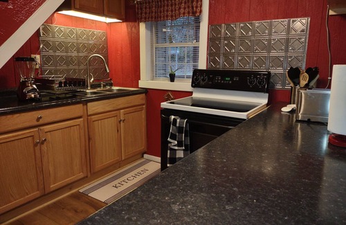 Clifford Cabaña | Cozy Bear Rock Cottage with hot tub