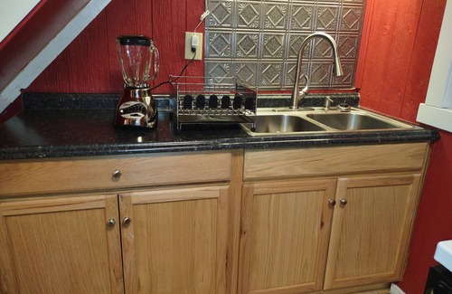 Clifford Cabaña | Cozy Bear Rock Cottage with hot tub