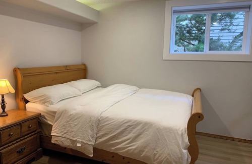 Southwest Calgary Cama Y Desayuno | cozy bedroom near C-train station
