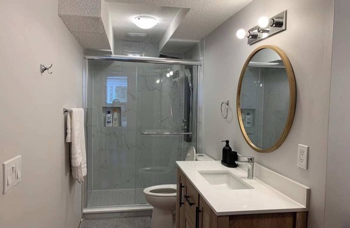 Southwest Calgary Cama Y Desayuno | cozy bedroom near C-train station