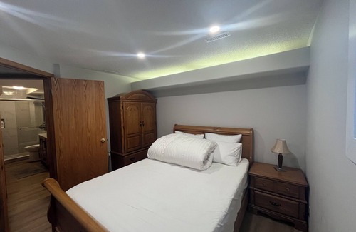 Southwest Calgary Cama Y Desayuno | cozy bedroom near C-train station