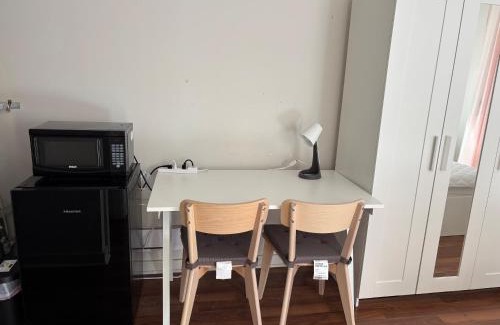 Hollyburn Casa | Cozy Bedroom Near Beach, Stanley Park, Cypress Mountain, Downtown Vancouver