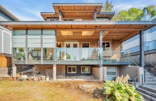 Hollyburn Casa | Cozy Bedroom Near Beach, Stanley Park, Cypress Mountain, Downtown Vancouver