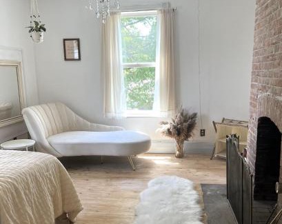 Saugerties South Casa | Cozy Bedroom With Fireplace