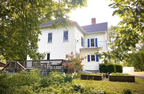 Saugerties South Casa | Cozy Bedroom With Fireplace