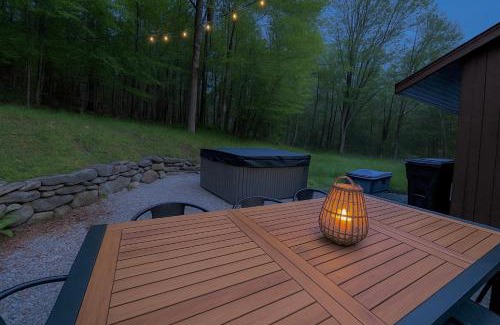 Tolland Casa | Cozy Berkshires Cabin with Lake, Beach, Hot Tub, Fireplace - The Wilde BNB