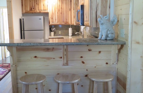 Big Bear Lake Cabaña | ¡Disfruta de otoño e invierno en esta casa recién remodelada!