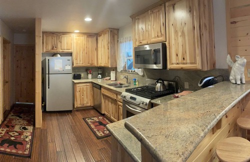 Big Bear Lake Cabaña | ¡Disfruta de otoño e invierno en esta casa recién remodelada!
