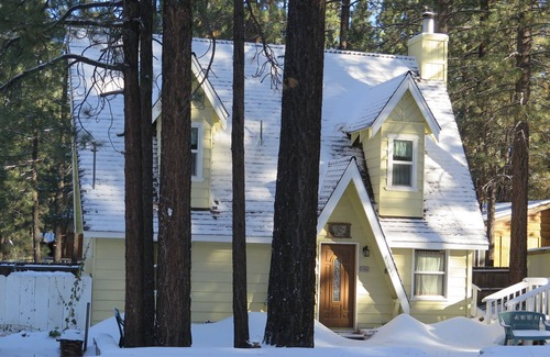 Big Bear Lake Cabaña | ¡Disfruta de otoño e invierno en esta casa recién remodelada!