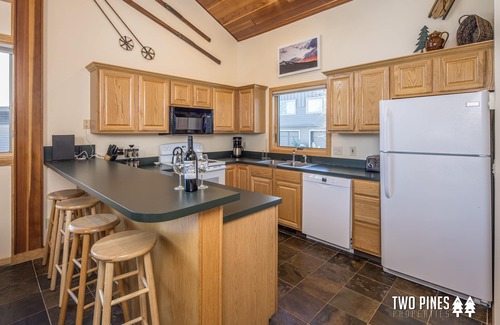 Big Horn Condominio | Cozy Big Horn Home Walking Distance to Big Sky Resort | Ski-In/Out | Fireplace