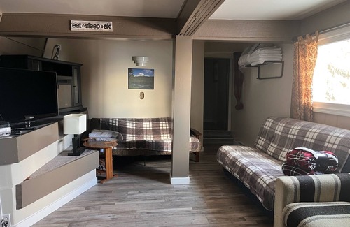 Big White Ski Resort Condominio | Cozy Big White Ski-In 1-bedroom condo. Sleeps 4-6+. RENOVATED! Pet-Friendly