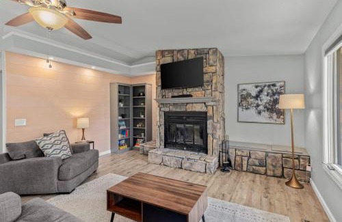 Bella Vista Casa | Cozy Bike-In & Out Retreat - Fire Pit Pet Friendly