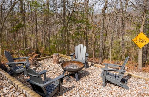Bella Vista Casa | Cozy Bike-In & Out Retreat - Fire Pit Pet Friendly