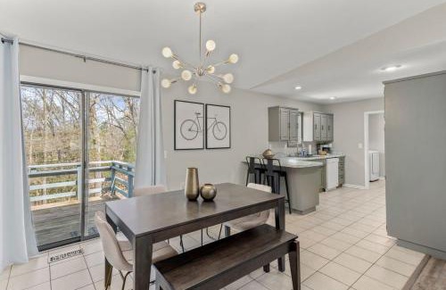 Bella Vista Casa | Cozy Bike-In & Out Retreat - Fire Pit Pet Friendly