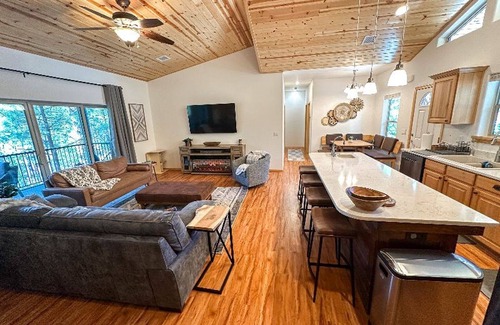 Sierra Pines Cabina | Cozy Blue Cabin in the Pines with Walking Distance to the Best Spa in Town