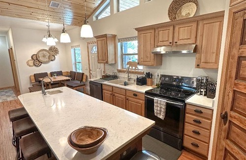 Sierra Pines Cabina | Cozy Blue Cabin in the Pines with Walking Distance to the Best Spa in Town