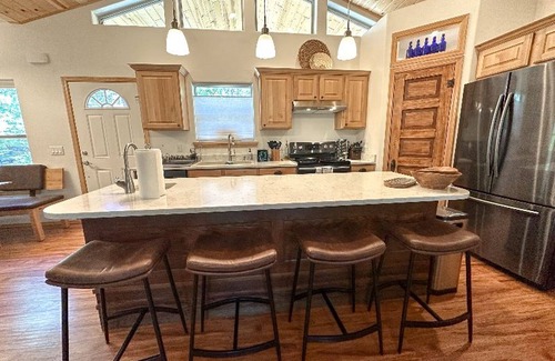Sierra Pines Cabina | Cozy Blue Cabin in the Pines with Walking Distance to the Best Spa in Town