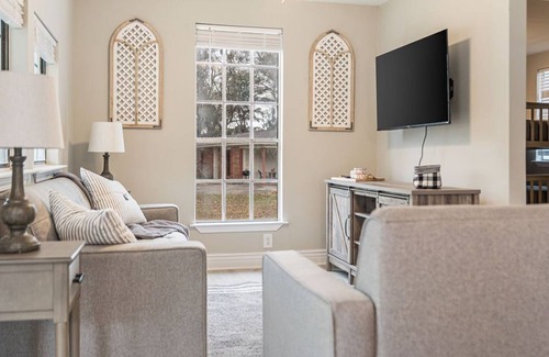 Theodore Casa | Cozy Blue Cottage on the Coast