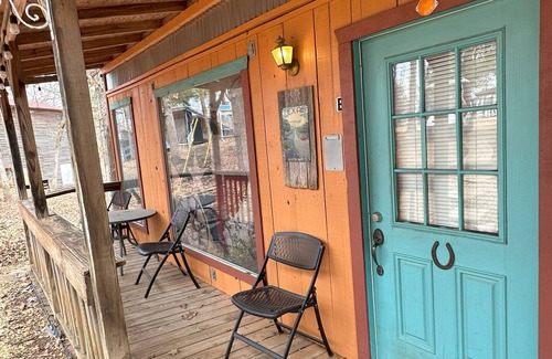 Canton Cabaña | Cozy Bluebonnet cottage in fabulous Canton with WiFi, AC