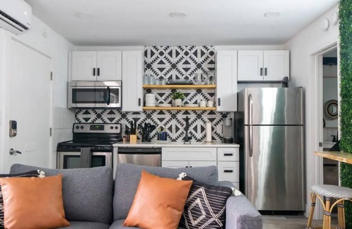 Melrose Condominio | Cozy Bohemian Condo with Pool by Barclé