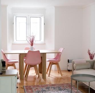 Socorro Apartamento | Cozy Bohemian Flat- Berry