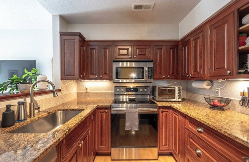 Gunbarrel Condominio | Cozy Boho Hideaway -Sunlight, Workspace, Trails & Hot Tub