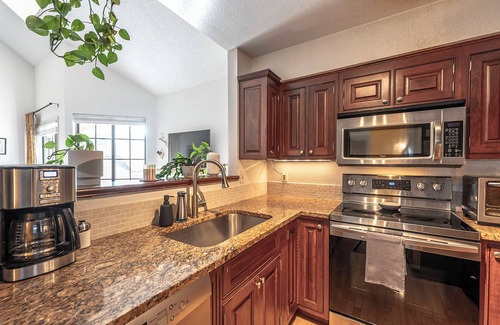 Gunbarrel Condominio | Cozy Boho Hideaway -Sunlight, Workspace, Trails & Hot Tub