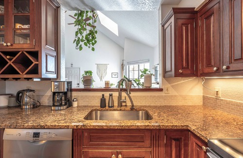 Gunbarrel Condominio | Cozy Boho Hideaway -Sunlight, Workspace, Trails & Hot Tub