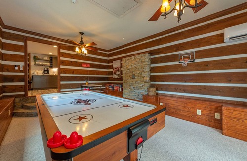 Canton Cabina | Cozy Boho Log Cabin 20 mins to AVL with Hot tub-Game room-Creek-Firepit-Hammock