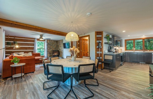 Canton Cabina | Cozy Boho Log Cabin 20 mins to AVL with Hot tub-Game room-Creek-Firepit-Hammock