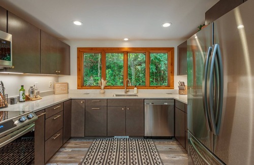 Canton Cabina | Cozy Boho Log Cabin 20 mins to AVL with Hot tub-Game room-Creek-Firepit-Hammock