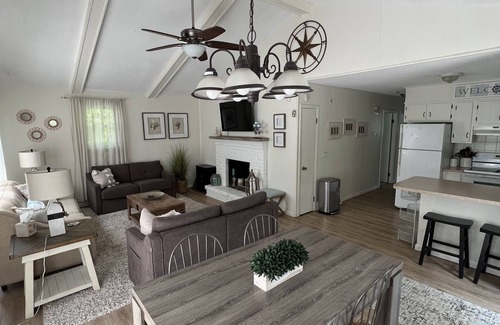 Bonnet Shores Casa | Cozy Bonnet Beach House- quick walk to the beach!