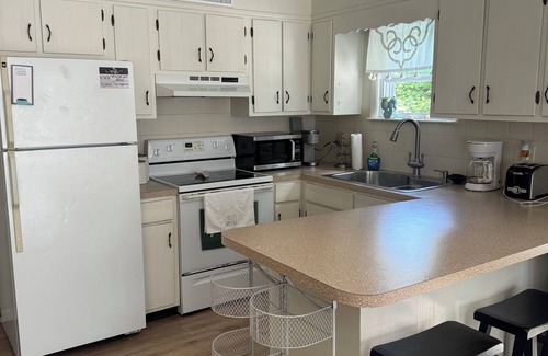 Bonnet Shores Casa | Cozy Bonnet Beach House- quick walk to the beach!