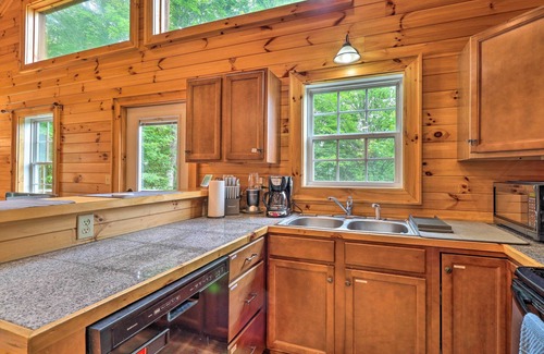 Boone Cabina | Cozy Boone Cabin w/ Deck: Close to Downtown!