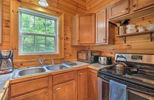 Boone Cabina | Cozy Boone Cabin w/ Deck: Close to Downtown!