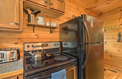 Boone Cabina | Cozy Boone Cabin w/ Deck: Close to Downtown!