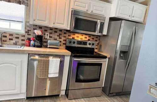 Trailer Estates Cabaña | “Cozy Bradenton Cottage: near IMG academy/smart tv/fireplace/canopy bed tv!!!