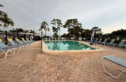 Trailer Estates Cabaña | “Cozy Bradenton Cottage: near IMG academy/smart tv/fireplace/canopy bed tv!!!