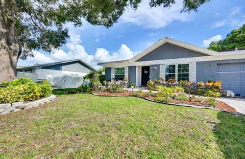 Seffner Community Alliance Apartamento | Cozy Brandon Vacation Rental with Shared Pool!