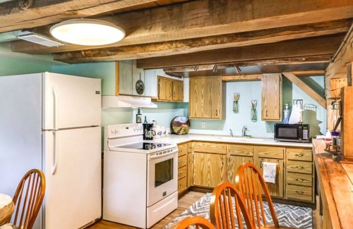 Carbon Hill Casa | Cozy Bremen Cabin with Hot Tub & Outdoor Bliss