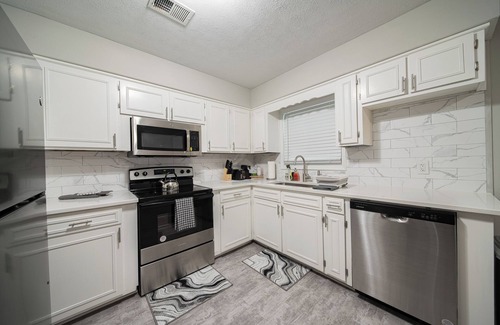 Columbus Casa | Cozy Brick Ranch Home owned and operated by an Army Soldier!!!