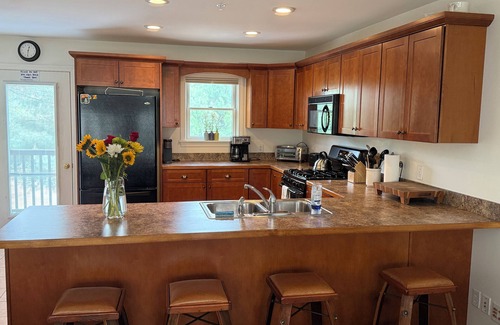 Bridgton Casa | Cozy Bridgton Townhome – Perfect for Family Fun On Pleasant Mountain