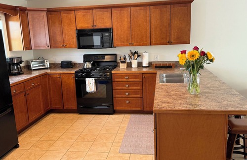 Bridgton Casa | Cozy Bridgton Townhome – Perfect for Family Fun On Pleasant Mountain