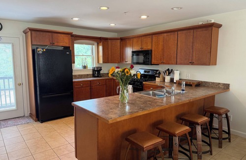 Bridgton Casa | Cozy Bridgton Townhome – Perfect for Family Fun On Pleasant Mountain
