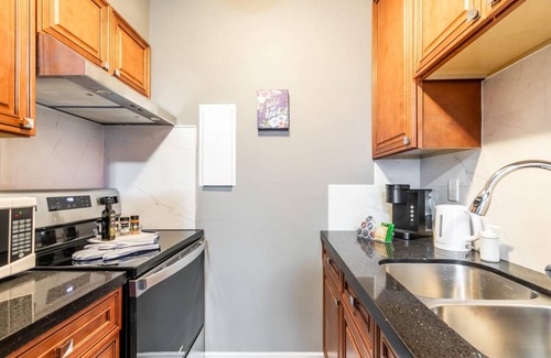 Rosedale Apartamento | Cozy & Bright-1BR King Apartment - near DT Hamilton!