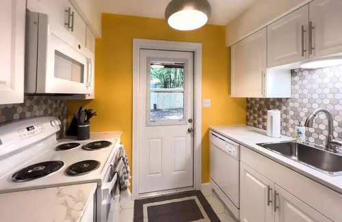 Alachua Casa | Cozy & bright 2-bedroom townhouse in Alachua