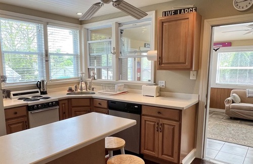 Earlville Cabaña | Cozy, bright house, huge sunroom, screened porch, outside deck/shower, fireplace