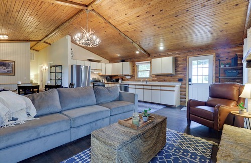 Brookville Cabina | Cozy Brookville Home w/ Fire Pit & Deck!
